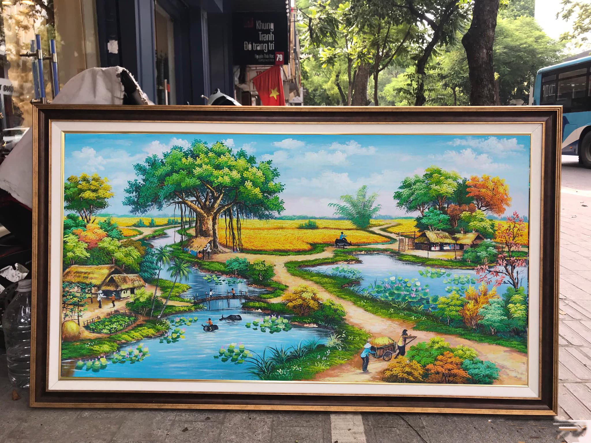 Tranh sơn dầu phong cảnh đồng quê Việt Nam của Nghệ sĩ Nguyễn sẽ đưa bạn đến với một không gian đẹp trong sáng và thanh tao. Với những đường nét mạnh mẽ và màu sắc tươi sáng, tác phẩm sẽ làm cho bạn phấn khích và ngưỡng mộ.