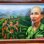 Tranh bác hồ cùng chúng cháu hành quân khung gỗ St241